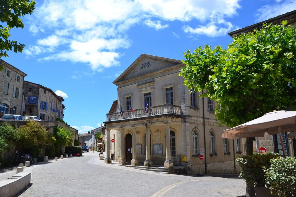 En Drôme Provençale, ce plus beau village de France est dominé par un château impressionnant