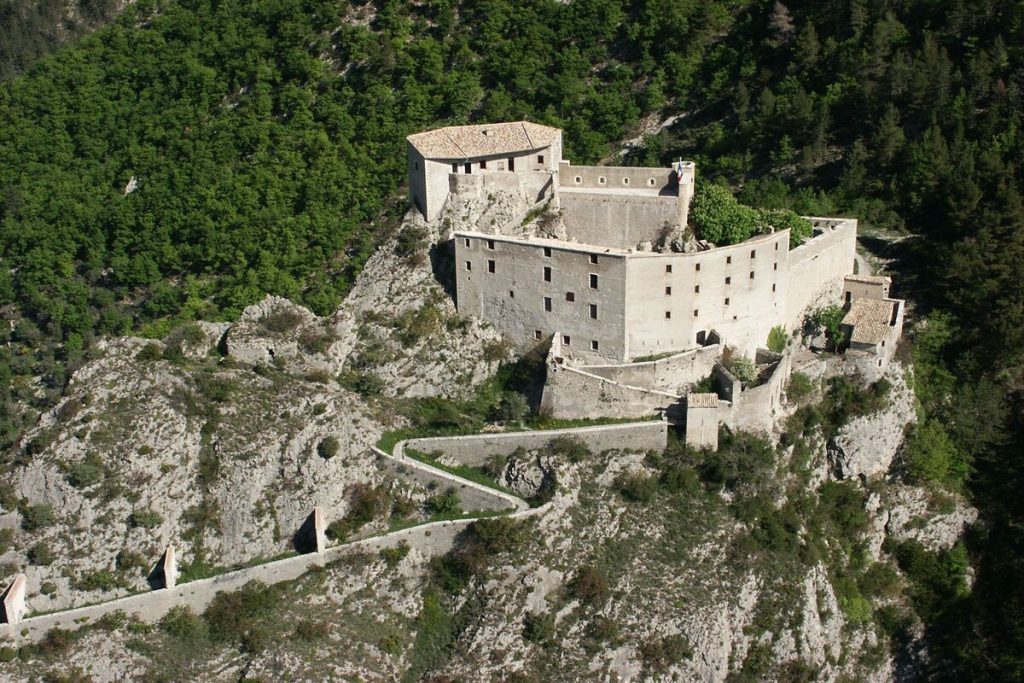 Ce village fortifié des Alpes de Haute-Provence est un des plus beaux de France