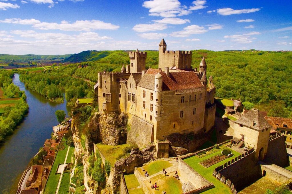 En Dordogne, ce plus beau village de France est dominé par son château majestueux 