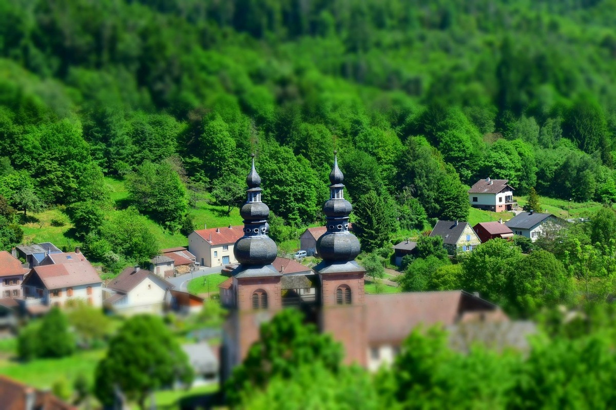La Moselle cache ce plus beau village de France authentique, un village typique de Lorraine