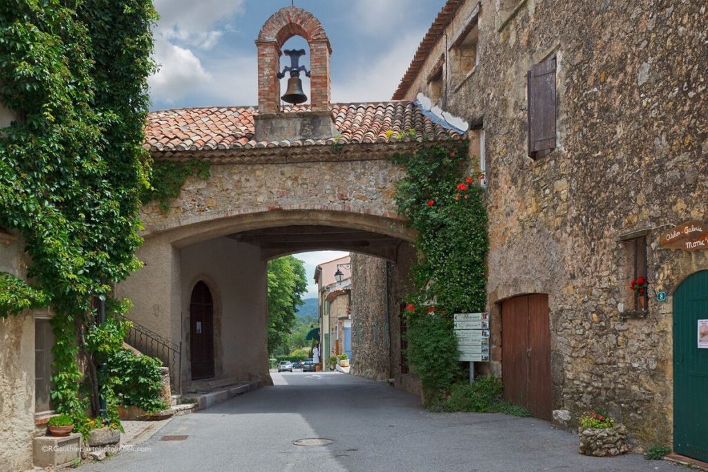 Le Var dévoile ce plus beau village de France perché, un village typiquement provençal