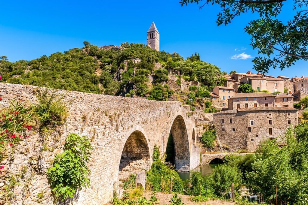 L&rsquo;Hérault cache ce plus beau village de France médiéval, avec son pont en dos d&rsquo;âne