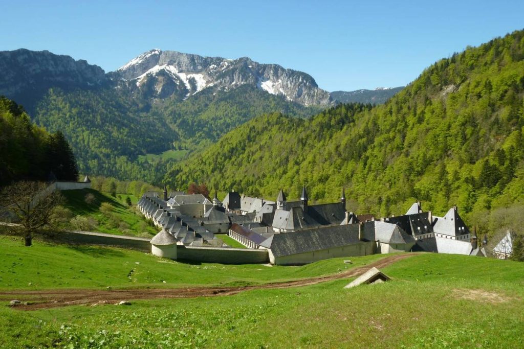 Le calme absolu existe : ce monastère isolé dans les Alpes vous accueille pour une retraite