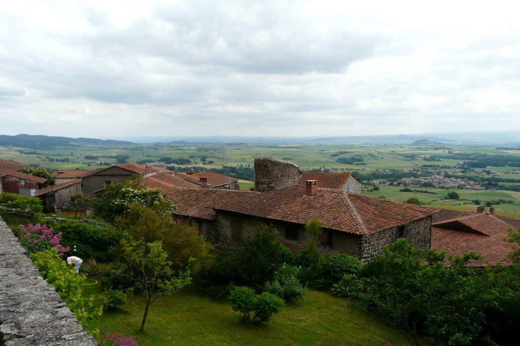 Le Puy-de-Dôme cache ce plus beau village de France médiéval, un village perché unique