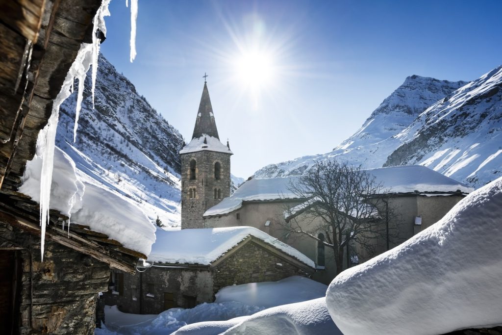 En Savoie, ce plus beau village de France est un écrin blanc authentique