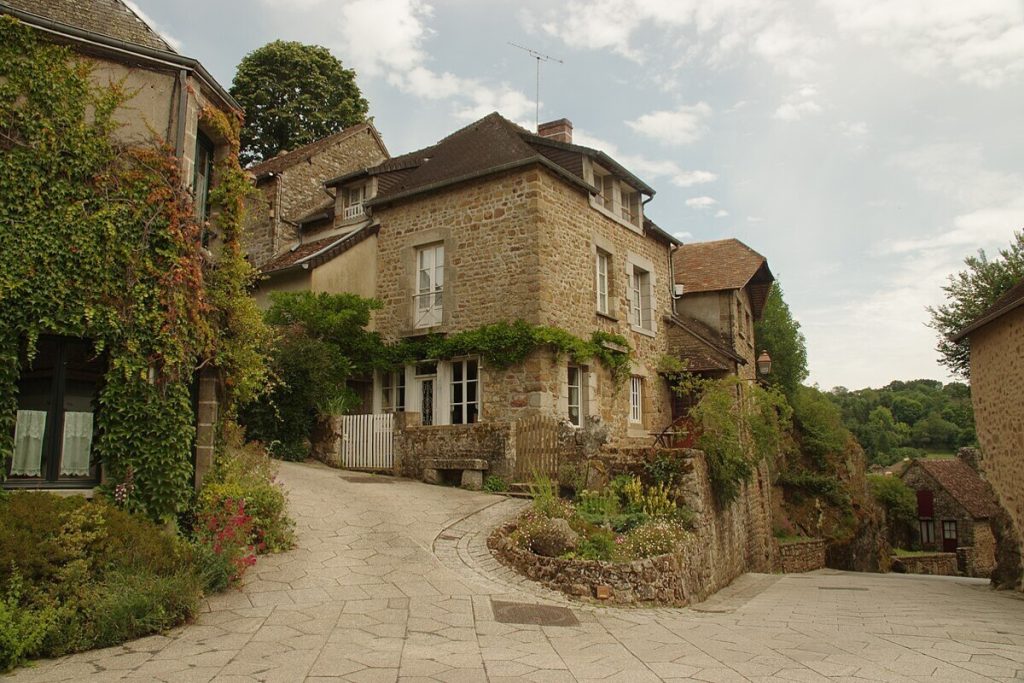L’Orne cache ce plus beau village de France et sa forêt réputée pour la cueillette des champignons