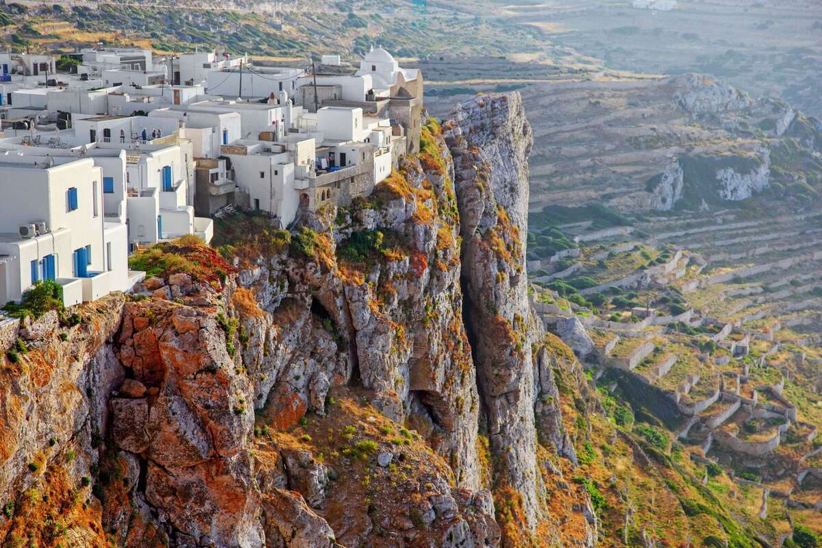 Oubliez Santorin : cette île grecque moins connue offre les mêmes couchers de soleil, sans les prix exorbitants
