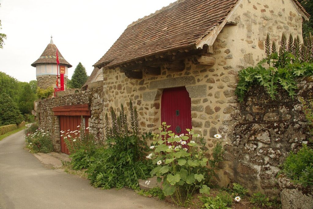 L’Orne cache ce plus beau village de France en Normandie, un village de caractère au bord de la Sarthe