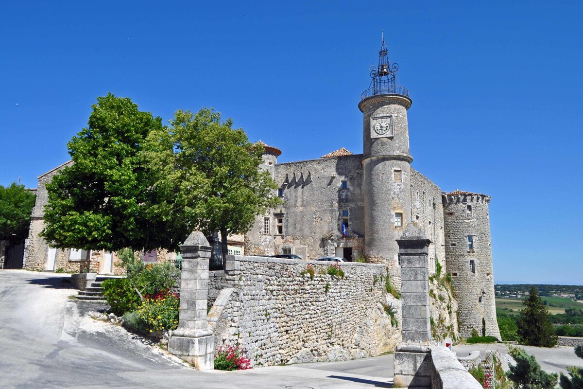 Le Gard vous convie à ce plus beau village de France, un bourg médiéval au cœur de la garrigue