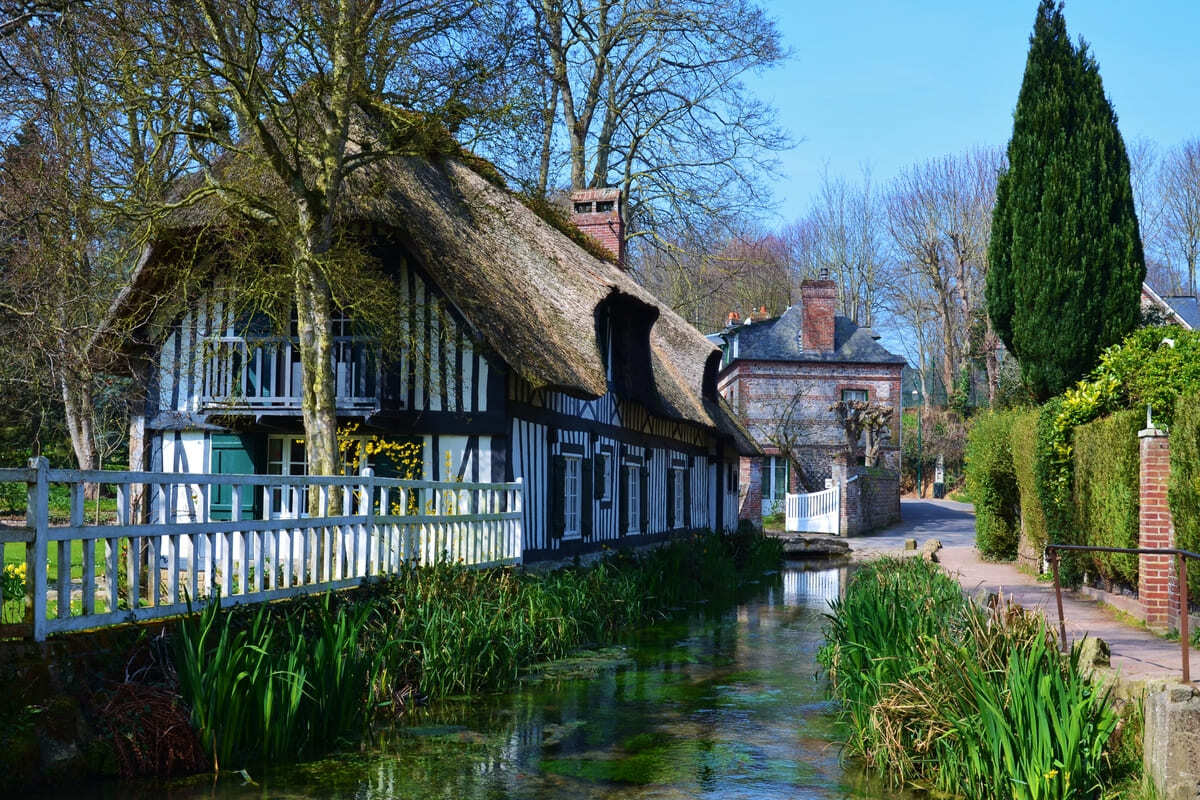 La Seine-Maritime révèle ce plus beau village de France normand, avec sa petite rivière et ses roses