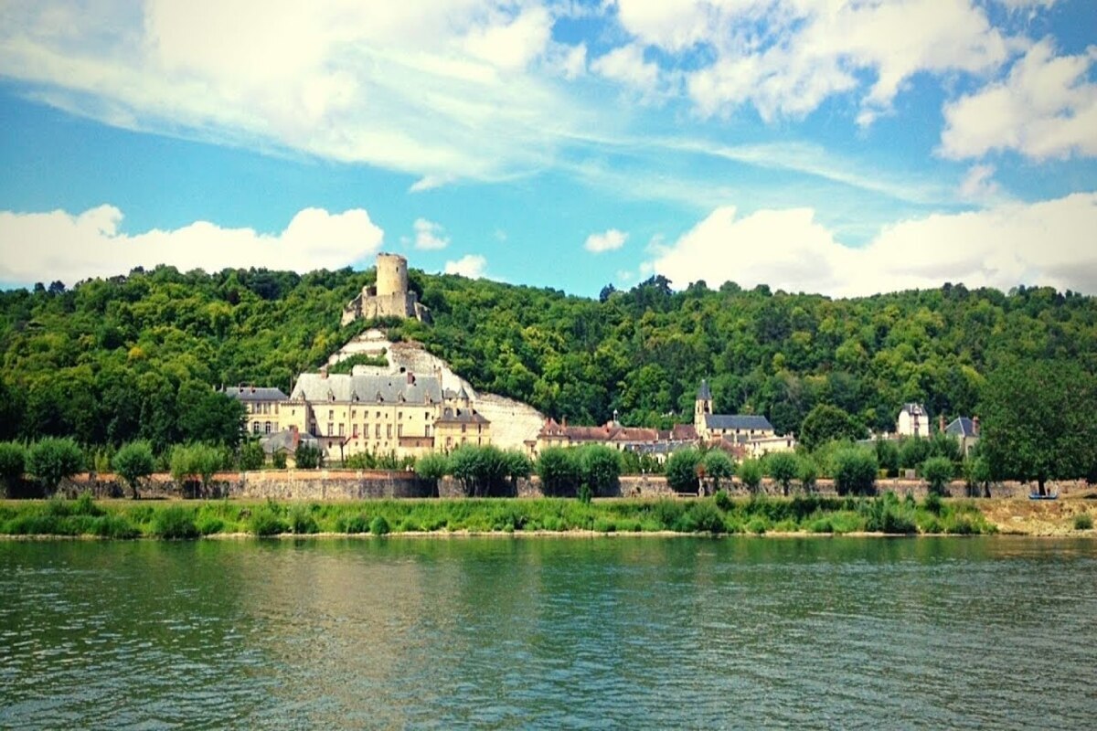 Le Val-d’Oise vous surprendra avec ce plus beau village de France, dominé par un château