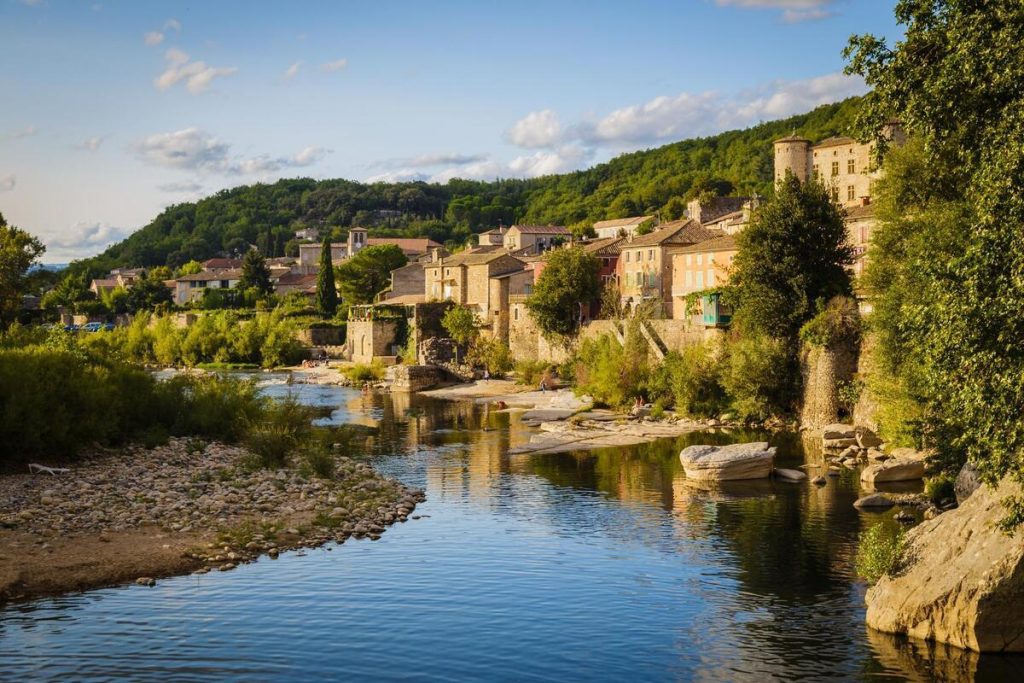 L&rsquo;Ardèche vous invite à découvrir ce plus beau village de France au bord de l&rsquo;Ardèche