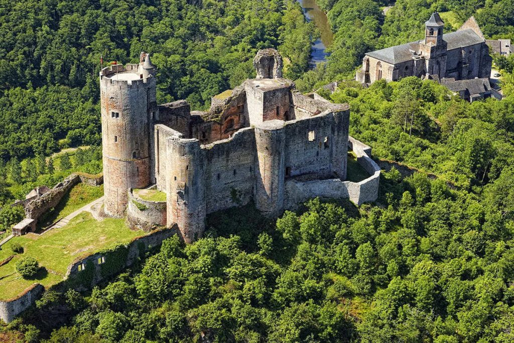 L’Aveyron révèle ce plus beau village de France médiéval, dominé par sa forteresse 