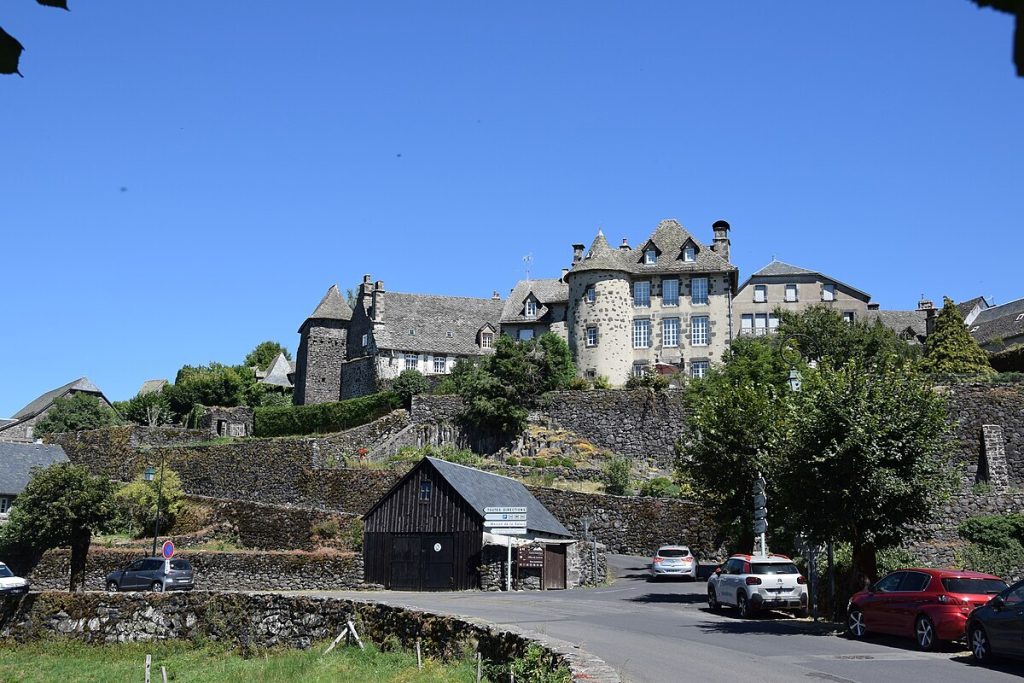 Le Cantal révèle ce plus beau village de France et ses toits de lauze, un joyau d&rsquo;architecture montagnarde