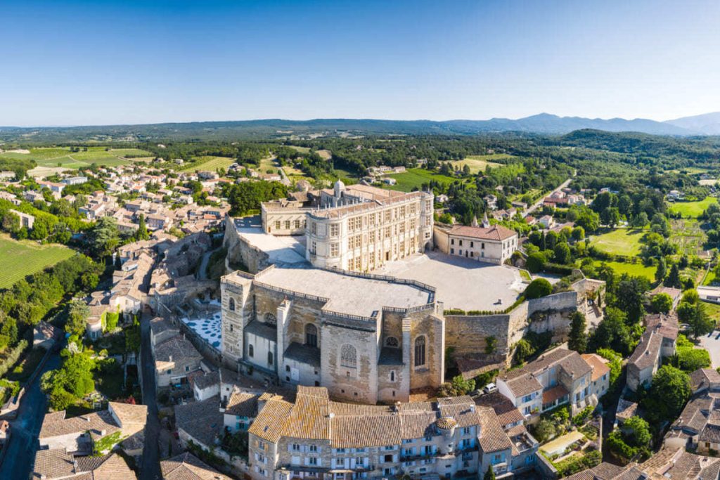 La Drôme dévoile ce plus beau village de France et son marché aux truffes, un rendez-vous pour les gourmets 