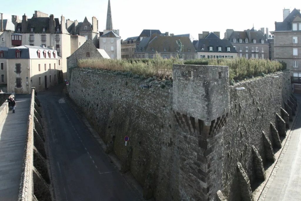 Le secret des remparts de Saint-Malo : un escalier caché qui mène à une plage secrète à marée basse