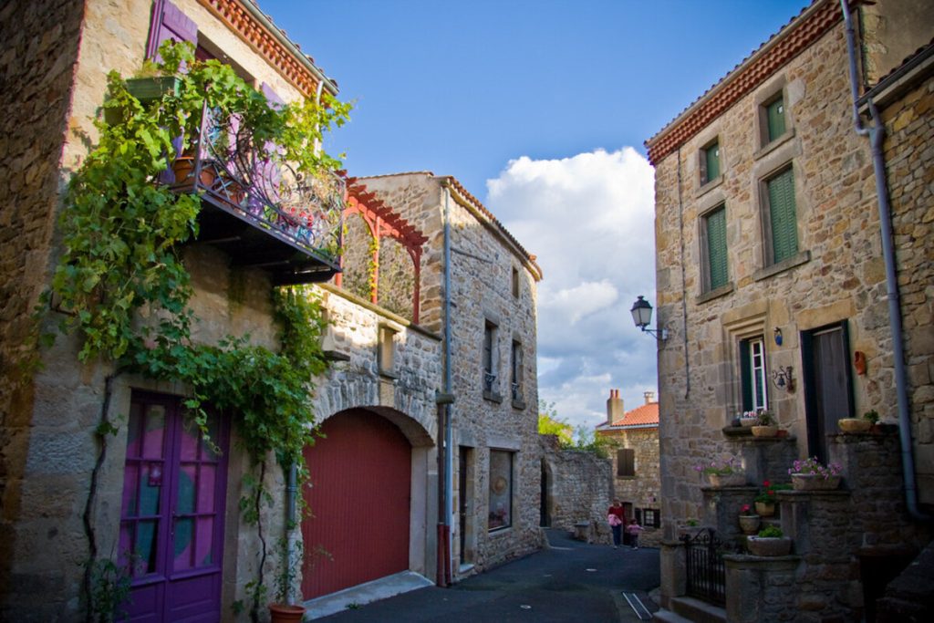 Le Puy-de-Dôme abrite ce plus beau village de France au pied d&rsquo;un volcan, un site naturel unique 
