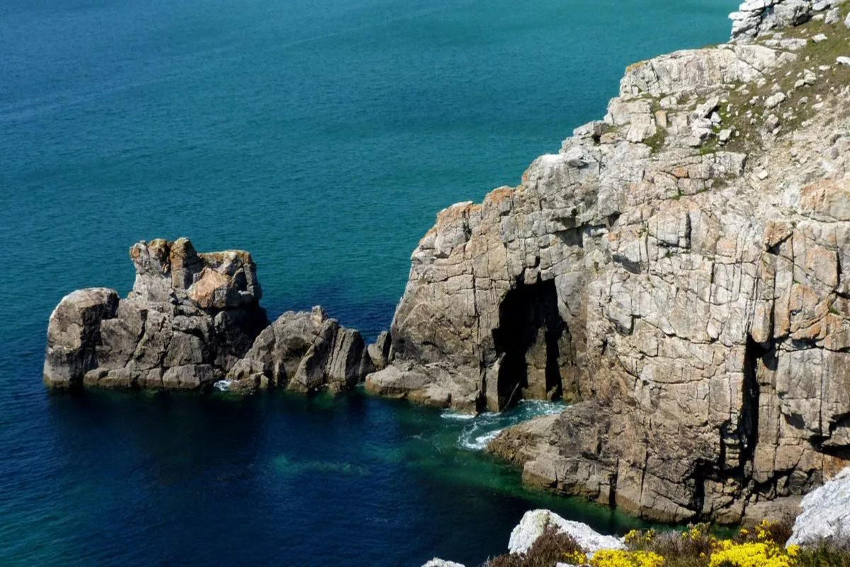 Oubliez l’Irlande : la presqu’île de Crozon en Bretagne est un concentré de paysages celtiques sauvages