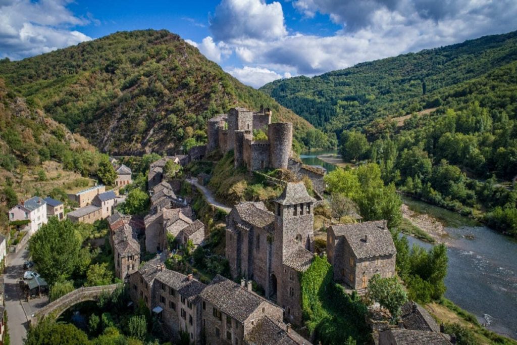 Le Tarn révèle ce plus beau village de France, une forteresse de briques roses suspendue au-dessus de la rivière 