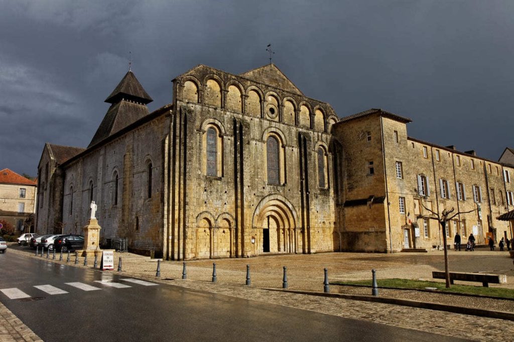 Le secret de cette abbaye du Périgord : un clocher-mur fortifié unique en France 