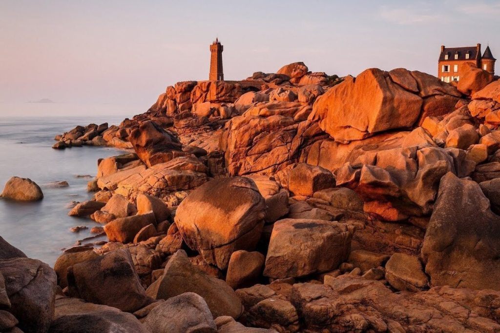 Oubliez les plages de sable fin : cette côte bretonne est célèbre pour son chaos de granit rose unique au monde