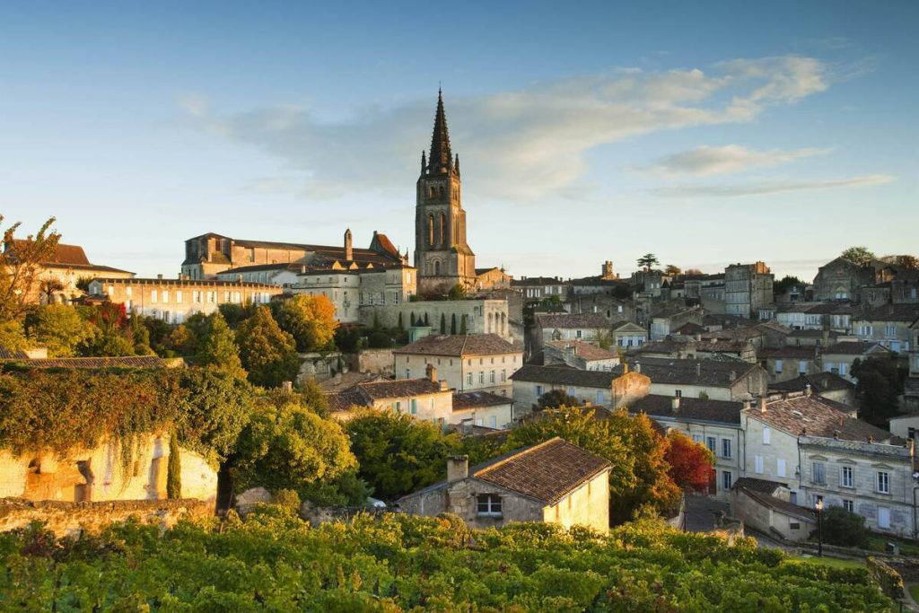 À 1h de Bordeaux, ce village médiéval est la capitale mondiale du vin (Saint-Émilion)