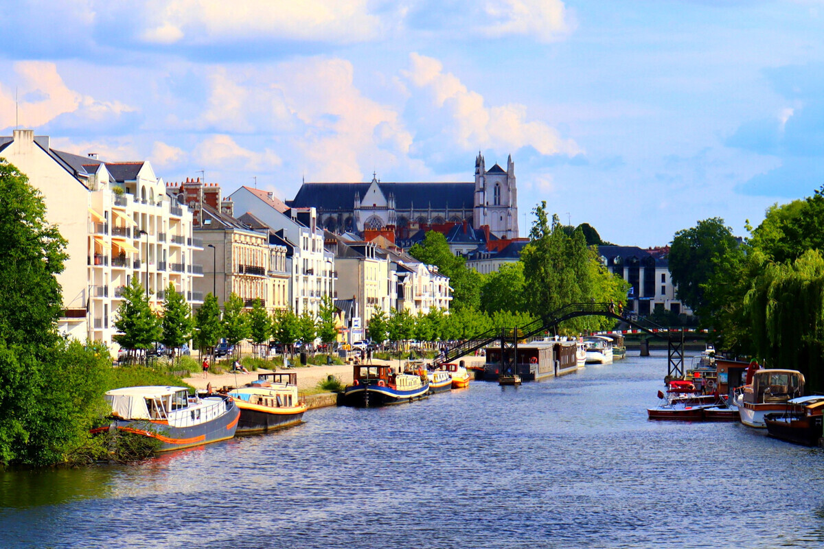 À 30 minutes de Nantes, les bords de l’Erdre sont surnommés « la plus belle rivière de France