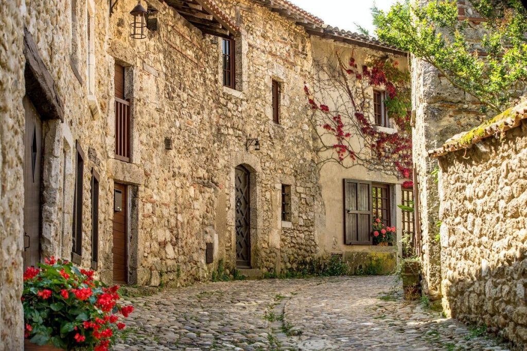 L’Ain abrite ce plus beau village de France, une cité médiévale aux ruelles pavées parfaitement conservées (Pérouges)