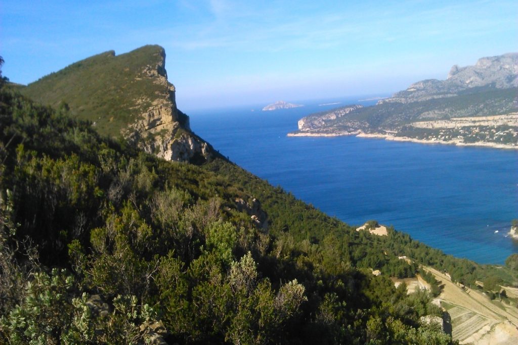 À 1h de Marseille, cette route des crêtes offre une vue plongeante sur la mer, à couper le souffle (Route des Crêtes de Cassis)