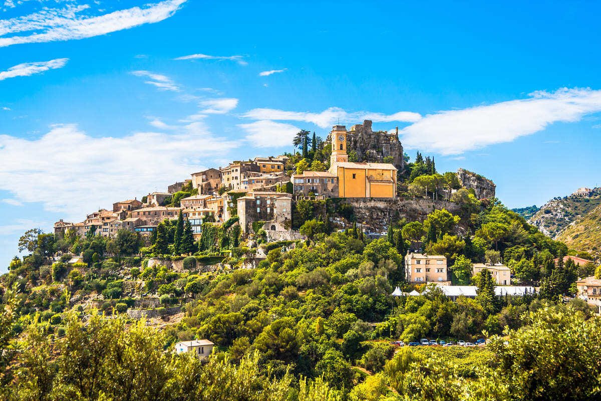À 30 minutes de Nice, ce village perché est un balcon sur la Méditerranée, idéal pour fuir la chaleur de la ville