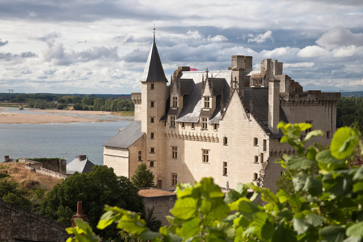 Le Maine-et-Loire dévoile ce plus beau village de France et son château qui domine la Loire