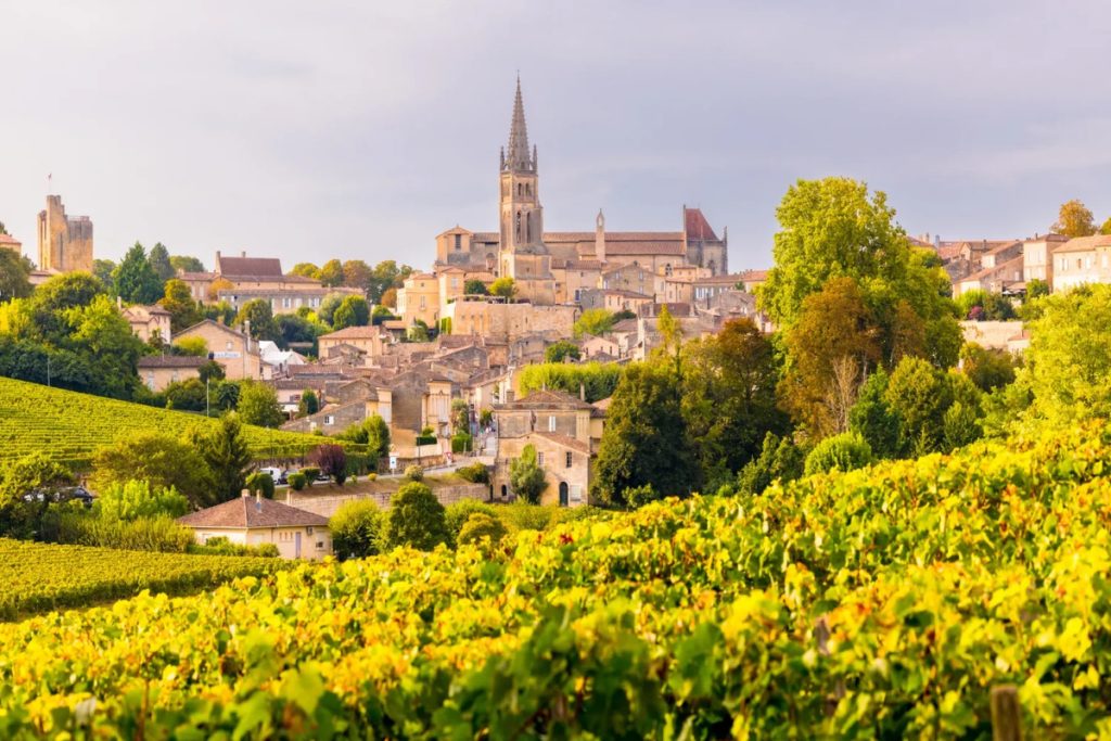 À 1h de bordeaux, ce village médiéval est la capitale mondiale du vin