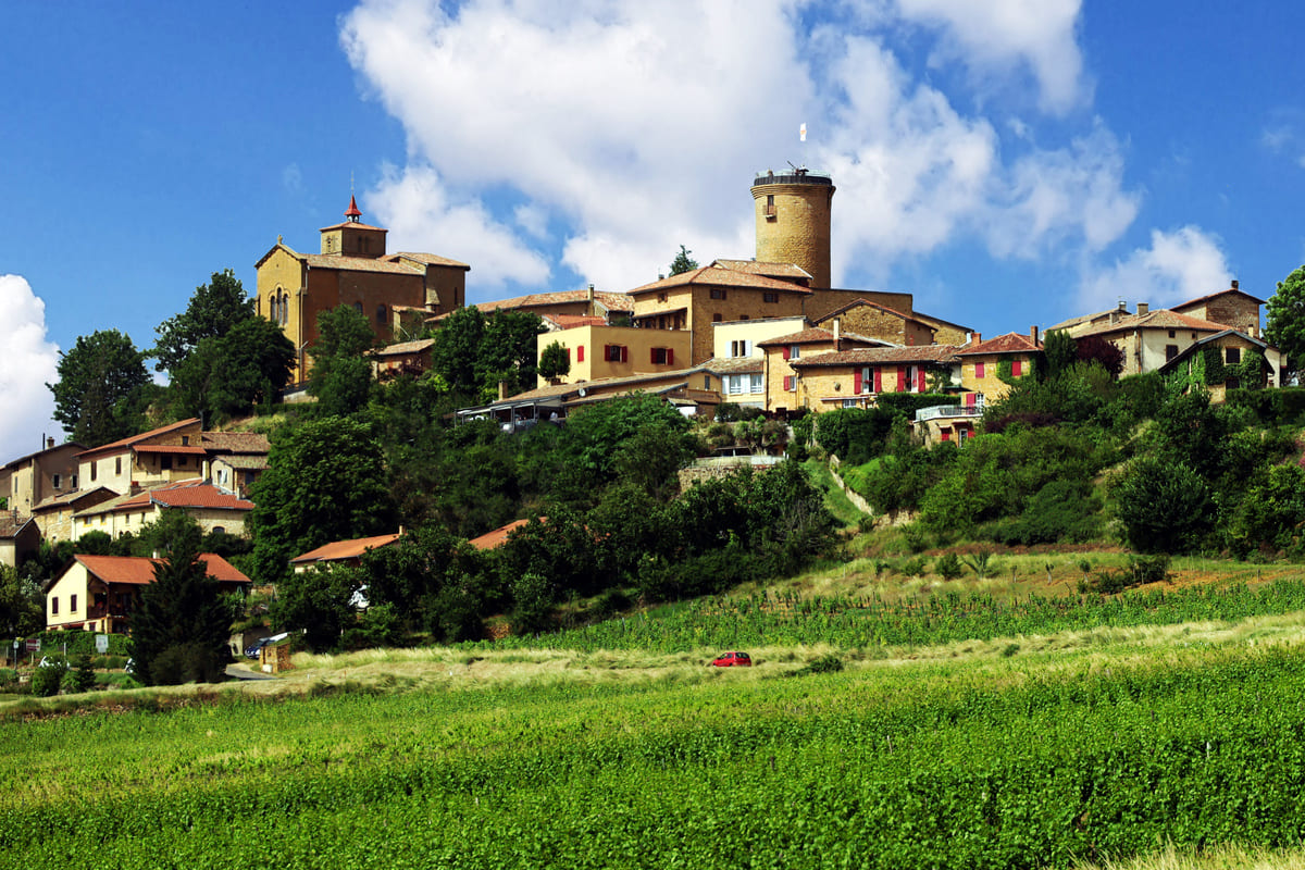 À 1h de lyon, ce village médiéval n'est sur aucune carte touristique et c'est tant mieux