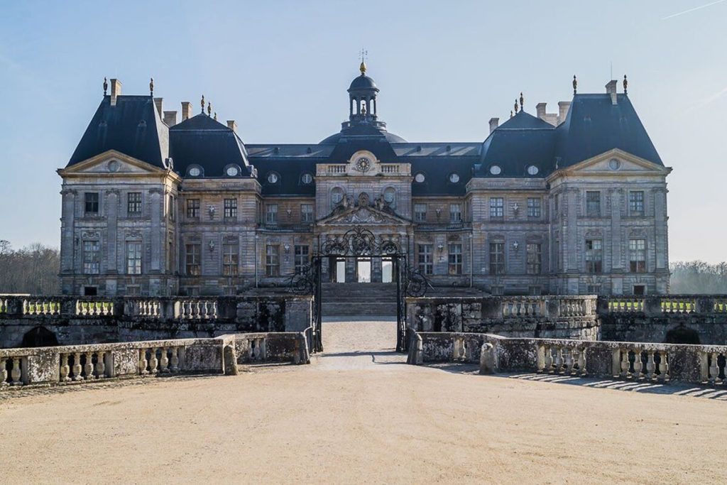 À 1h de paris, ce château a inspiré celui de versailles et se visite dans une ambiance plus intime