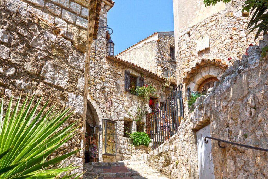 À 30 minutes de nice, ce village perché est un balcon sur la méditerranée, idéal pour fuir la chaleur de la ville