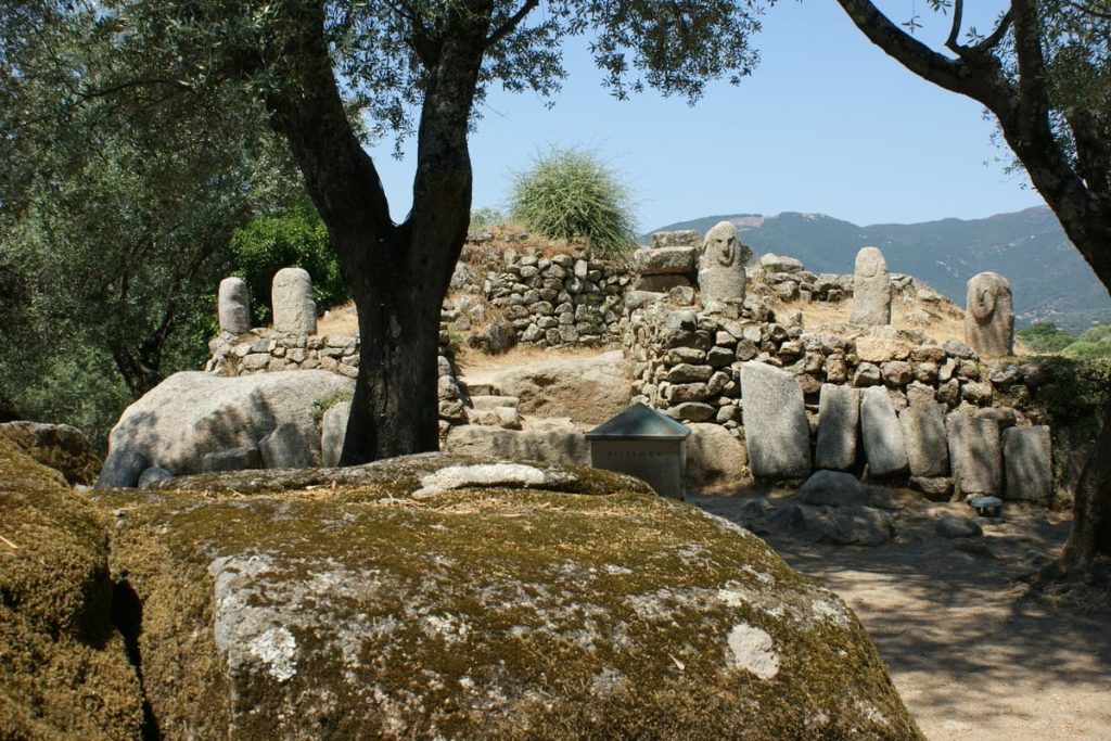 ce village corse cache des statues menhirs, témoins mystérieux d'une civilisation préhistorique