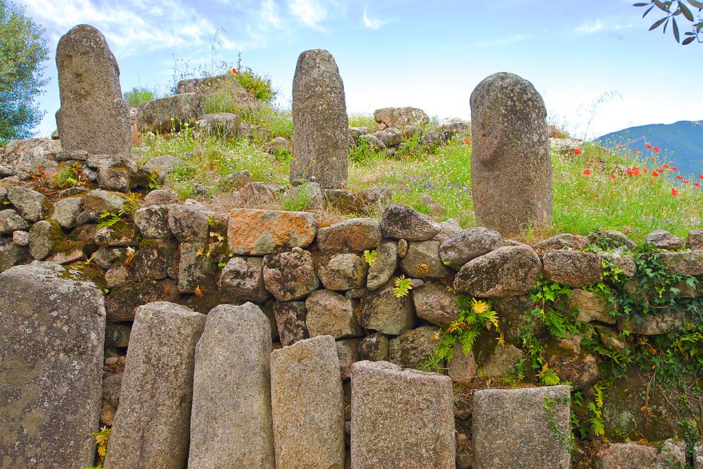 ce village corse cache des statues menhirs, témoins mystérieux d'une civilisation préhistorique
