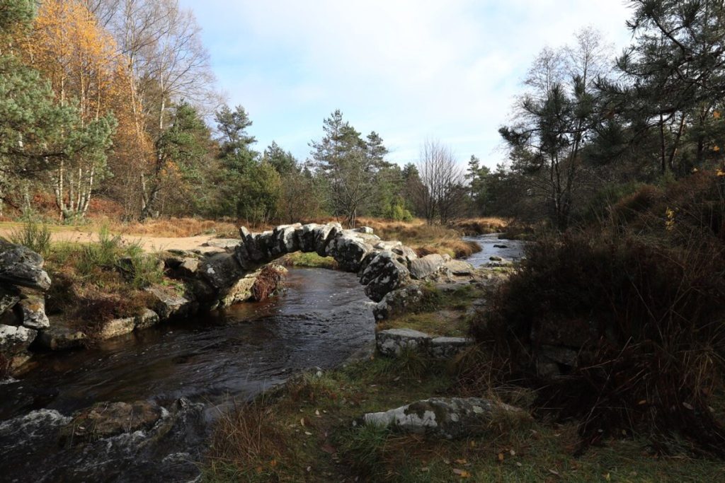 ce village de la creuse cache un pont en pierre construit, selon la légende, par le diable en une nuit