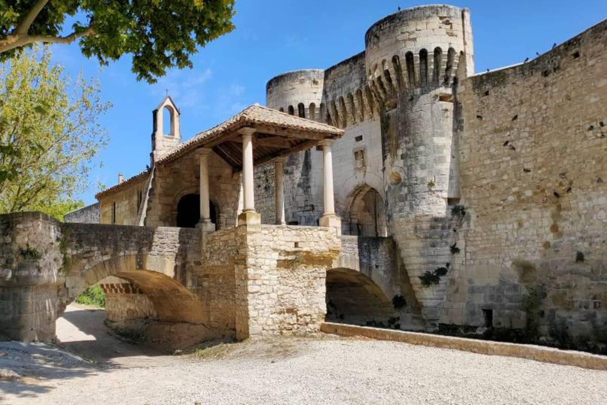 ce village de provence est célèbre pour ses fontaines, mais son vrai trésor est une rivière souterraine
