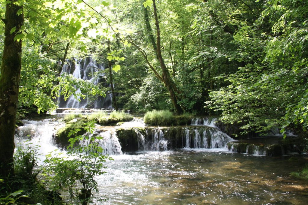 ce village du jura cache une cascade spectaculaire qui se transforme en stalagmite de glace en hiver