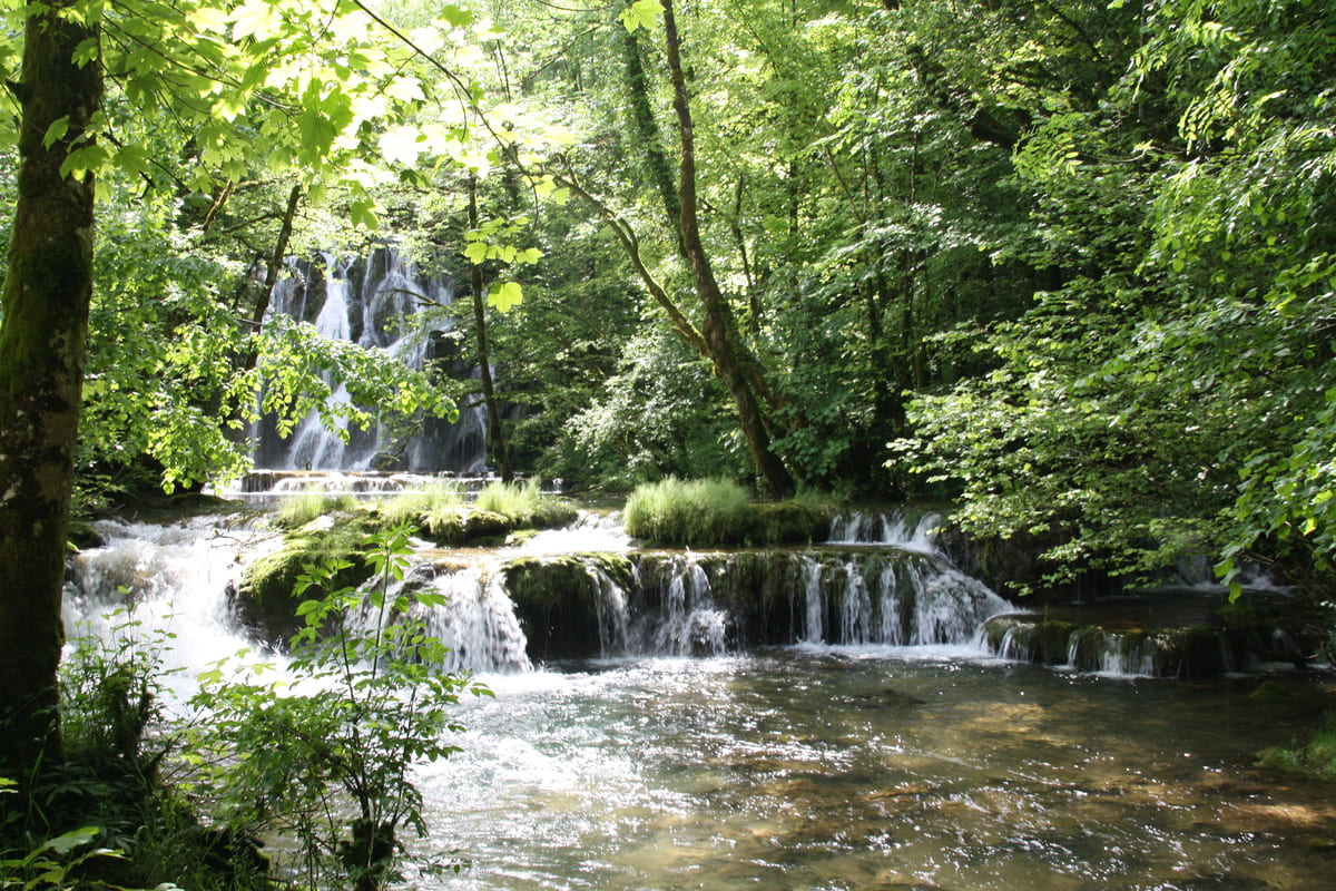 ce village du jura cache une cascade spectaculaire qui se transforme en stalagmite de glace en hiver