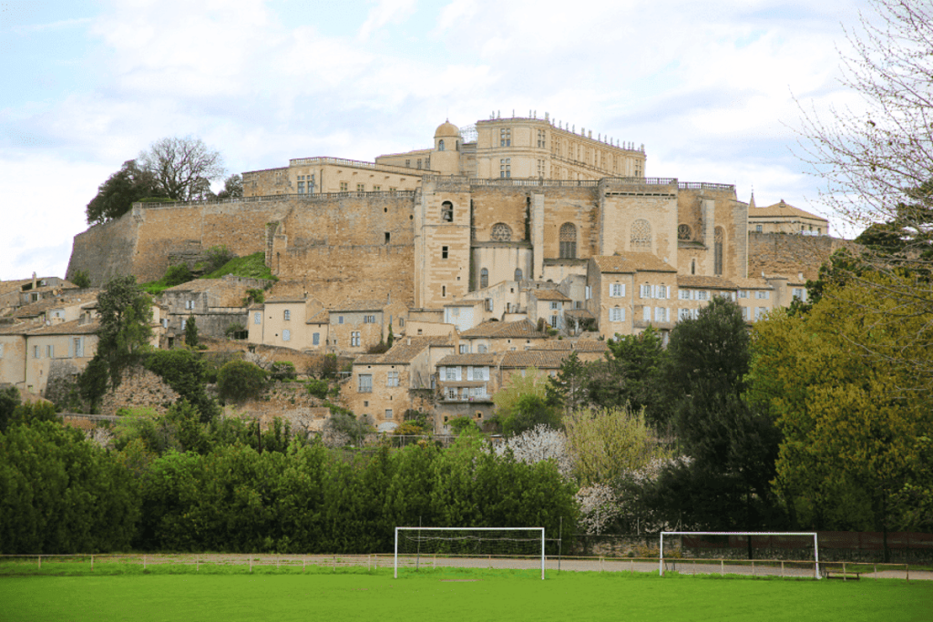 la drôme dévoile ce plus beau village de france et son marché aux truffes, un rendez vous pour les gourmets