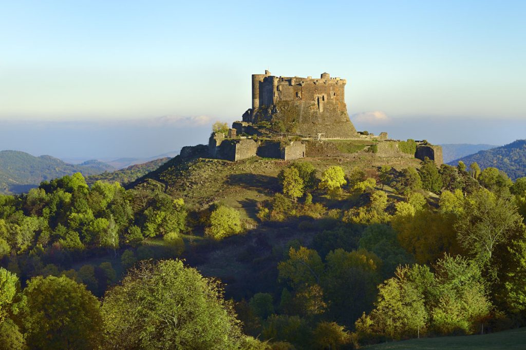 la légende de ce château en ruine d'auvergne raconte qu'un trésor y est caché depuis la révolution