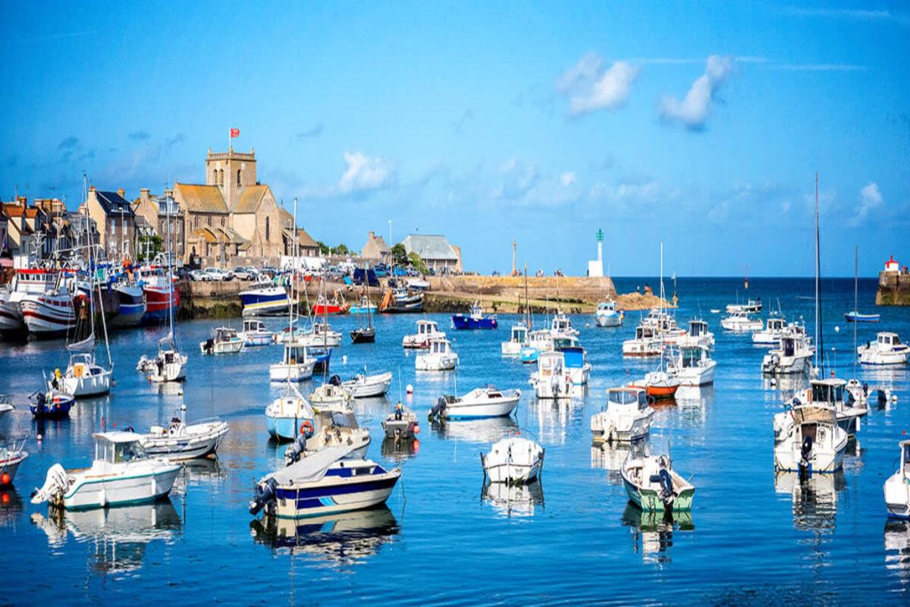 la manche abrite ce plus beau village de france, un port de pêcheurs aux airs de bout du monde