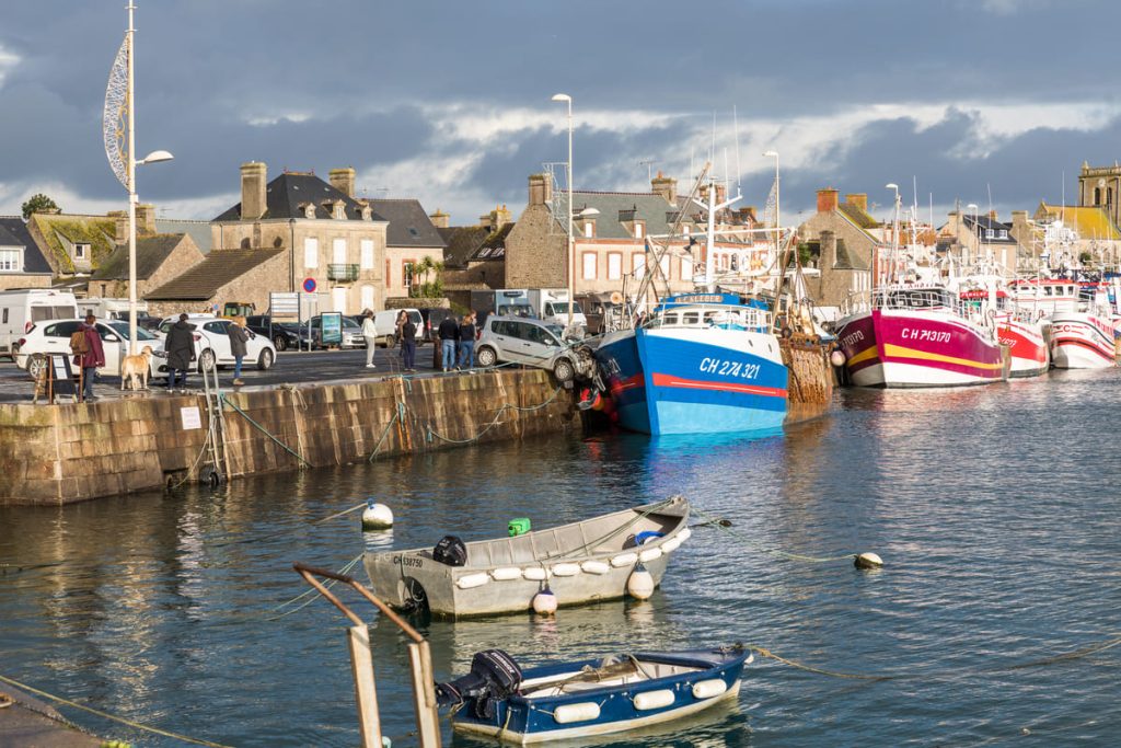 la manche abrite ce plus beau village de france, un port de pêcheurs aux airs de bout du monde
