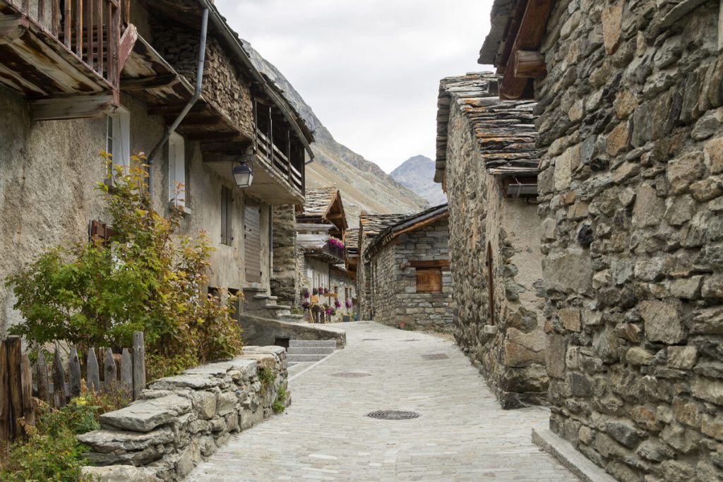 la savoie cache ce plus beau village de france, une station authentique aux chalets de bois et de pierre