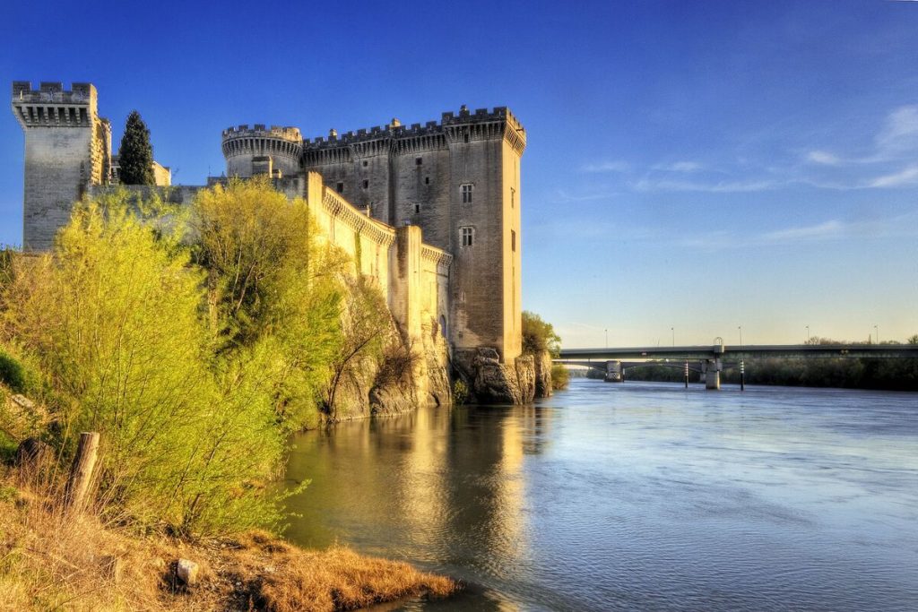 la véritable histoire de la tarasque, le monstre légendaire qui hante encore ce village de provence