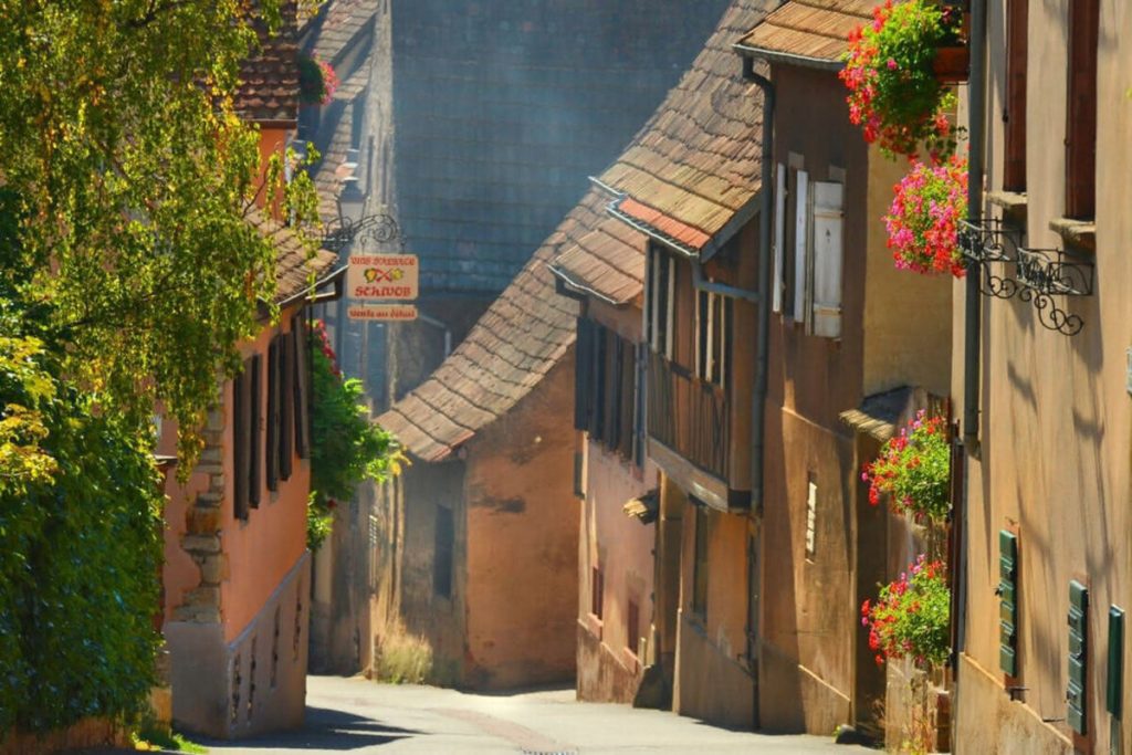 le bas rhin révèle ce plus beau village de france et ses remparts qui entourent un vignoble millénaire