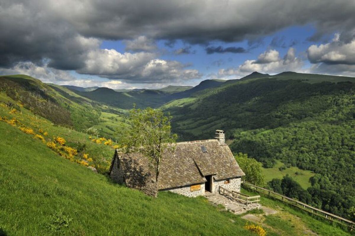 le cantal révèle ce plus beau village de france et ses toits de lauze, un joyau d'architecture montagnarde