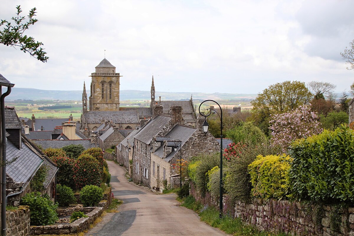 le finistère cache ce plus beau village de france, une cité médiévale où le temps semble s'être arrêté
